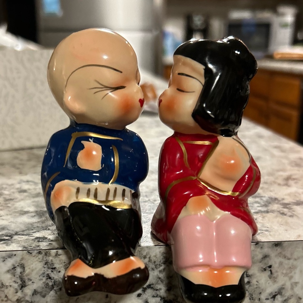 Vintage Japanese couple on bench salt n pepper shakers - Picture 5 of 5